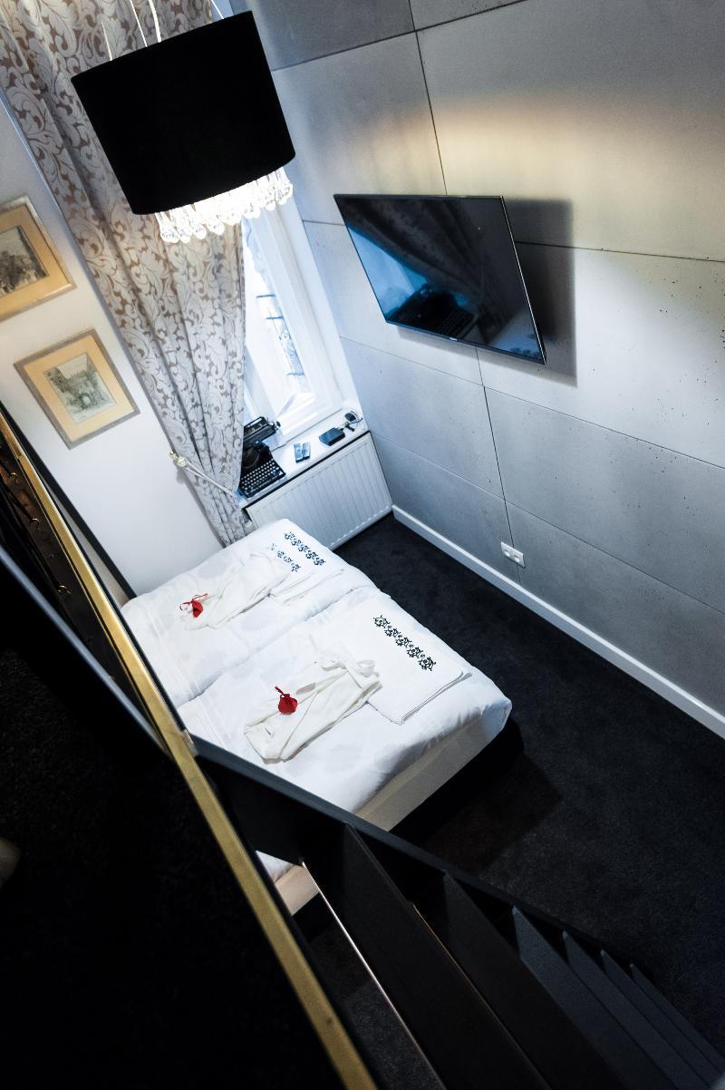 Home Far From Home Cracovie Extérieur photo