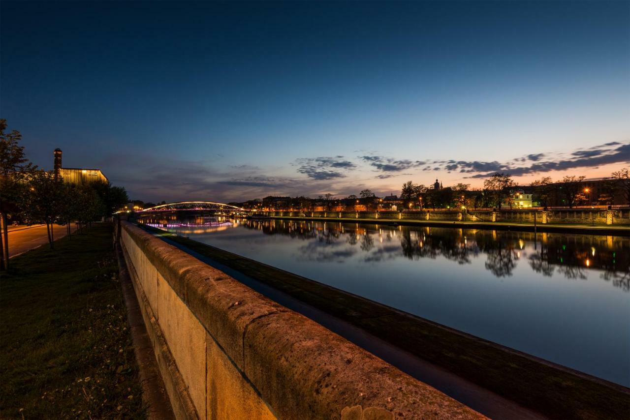 Home Far From Home Cracovie Extérieur photo