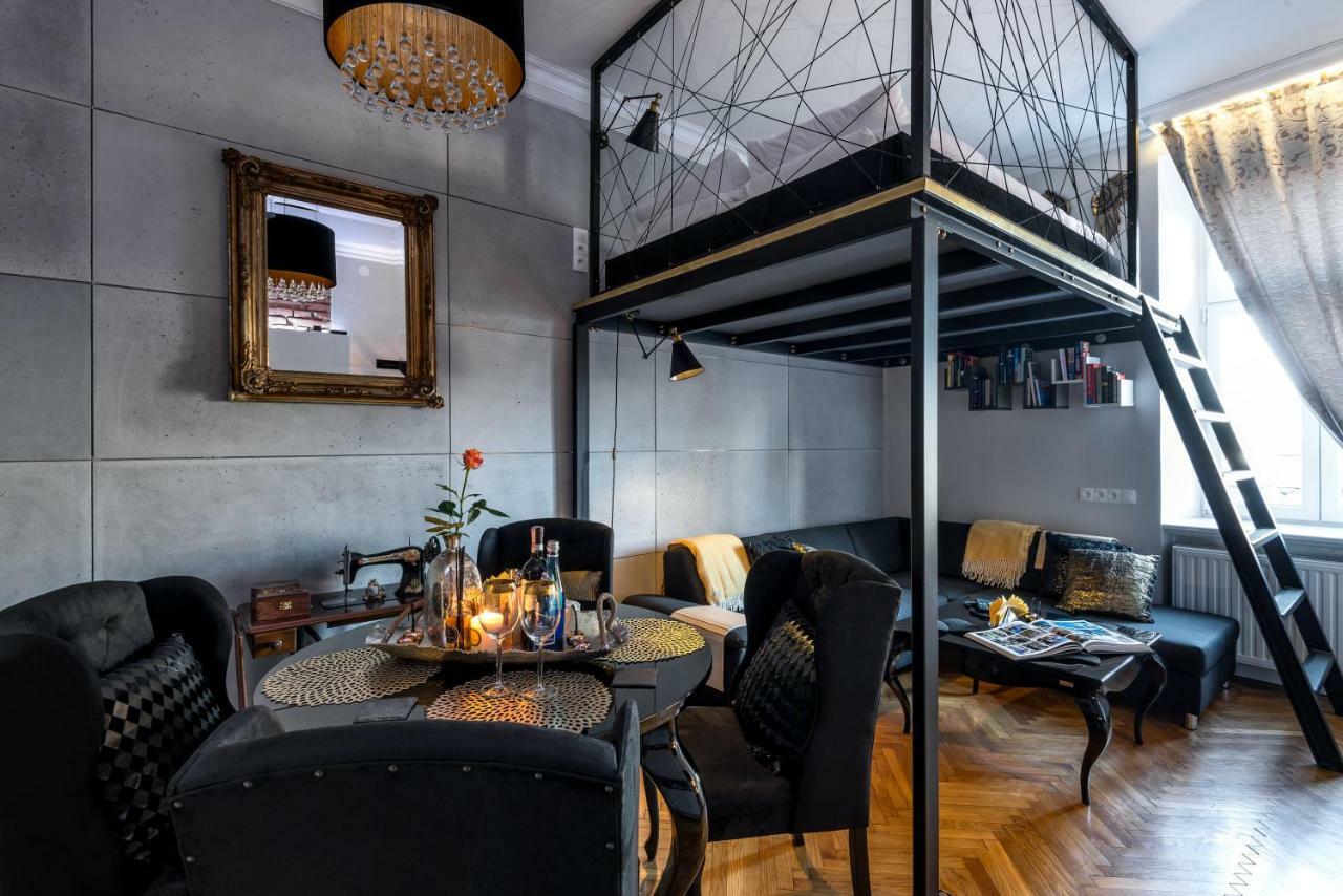 Home Far From Home Cracovie Extérieur photo