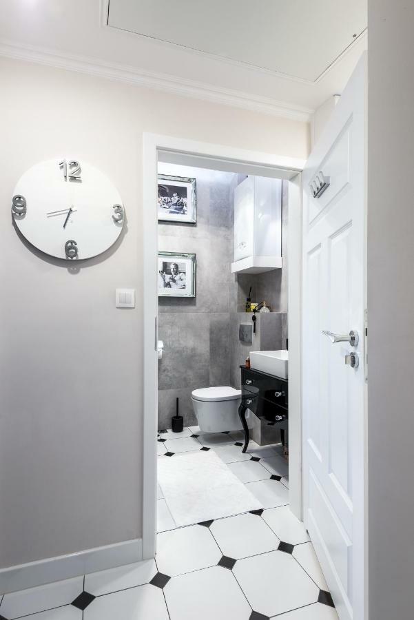 Home Far From Home Cracovie Extérieur photo