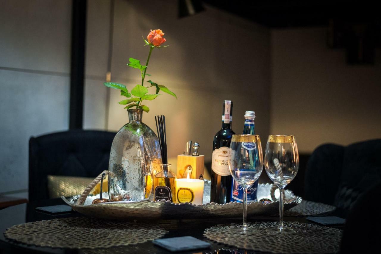 Home Far From Home Cracovie Extérieur photo