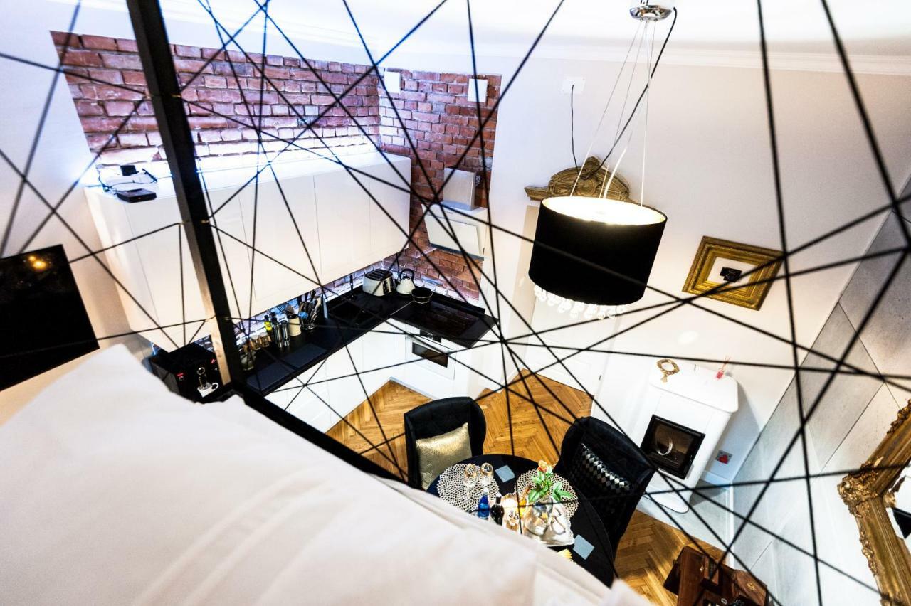 Home Far From Home Cracovie Extérieur photo